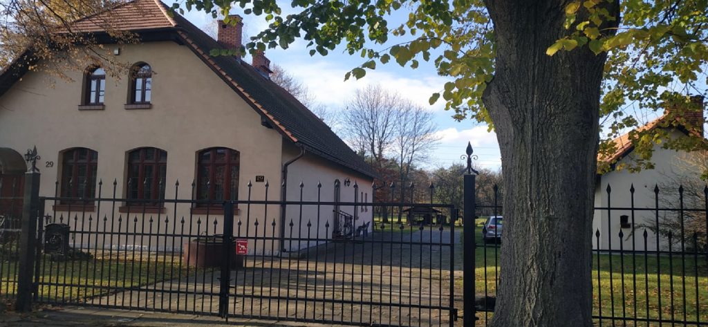 Budynek przy ul. Makuszyńskiego, w którym do roku 1995 mieściła się szkoła podstawowa