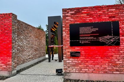 Uroczyste otwarcie „Obiektu rzeźbiarsko-architektonicznego dedykowanego ofiarom Tymczasowego Więzienia i Obozu Pracy Rosengarten w Mysłowicach”