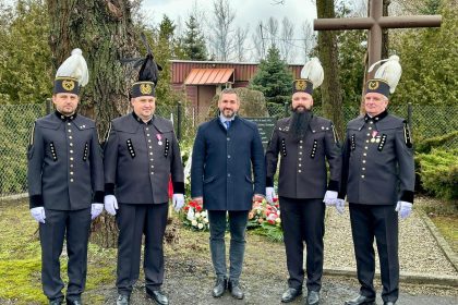 Składanie kwiatów w dzielnicy Wesoła – upamiętnienie zamordowanych więźniów podobozu Auschwitz-Birkenau