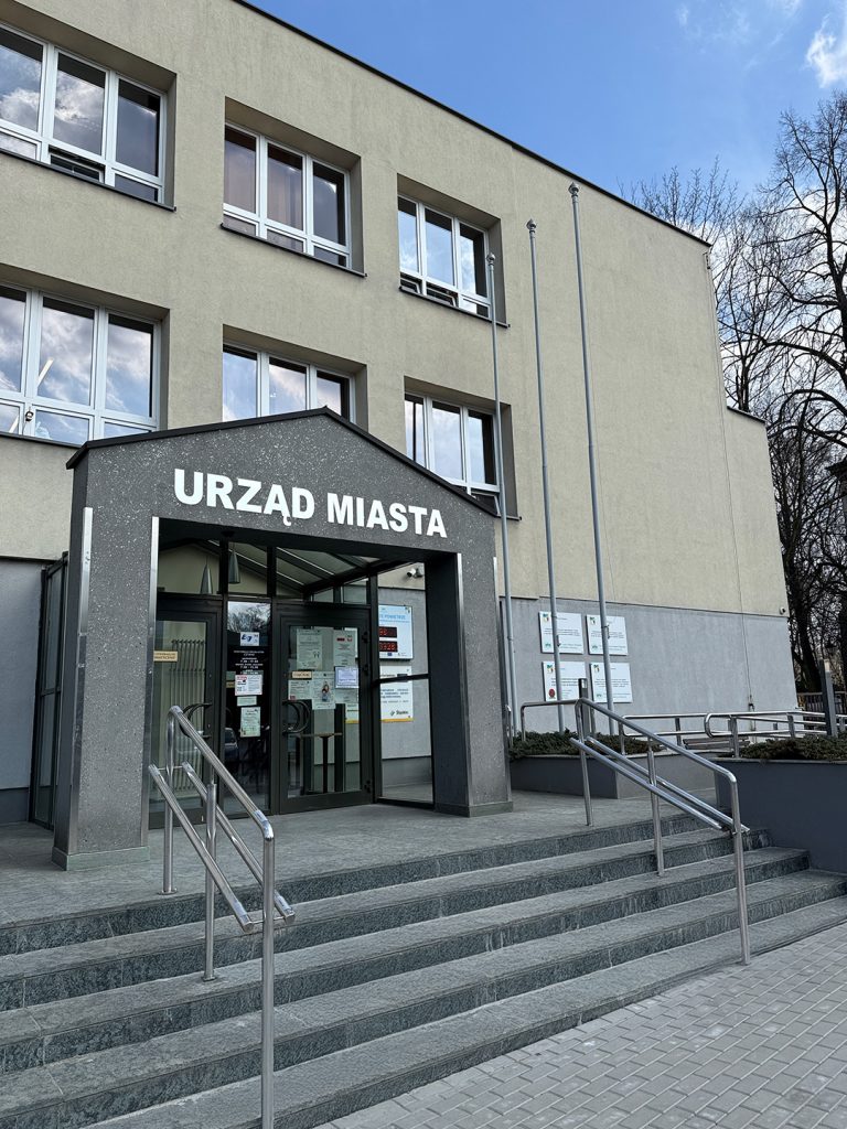 Wejście główne (A) od ul. Powstańców 1 :