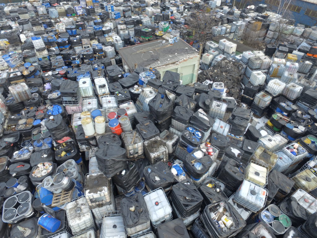 Usunięcie i gospodarowanie odpadami, w tym odpadami niebezpiecznymi zmagazynowanymi w Mysłowicach przy ul. Brzezińskiej 50