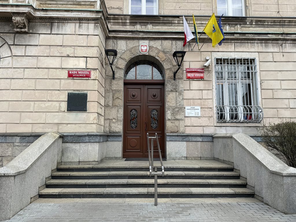 Wejście (B) od ul. Powstańców 1