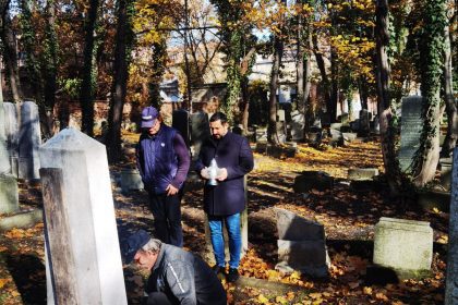 Symboliczne zapalenie zniczu na grobach na Cmentarzu Żydowskim oraz Kwaterze wojennej żołnierzy z okresu I wojny światowej