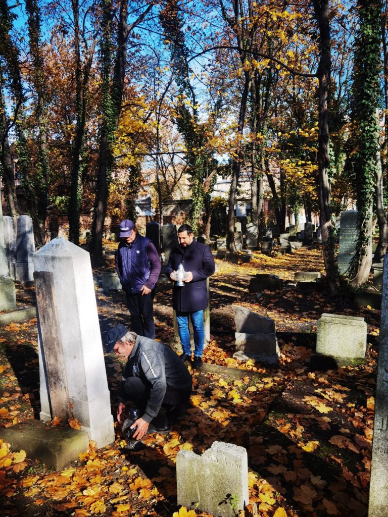 Symboliczne zapalenie zniczu na grobach na Cmentarzu Żydowskim oraz Kwaterze wojennej żołnierzy z okresu I wojny światowej