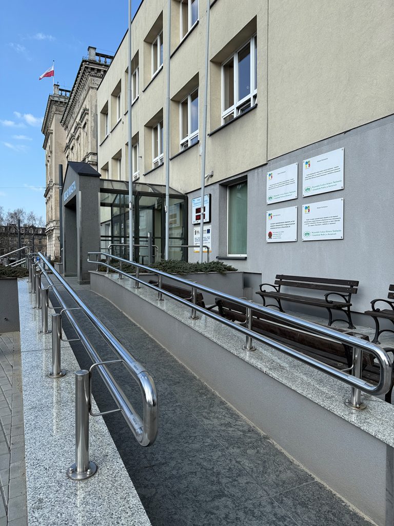 Wejście główne (A) od ul. Powstańców 1 - (podjazd)