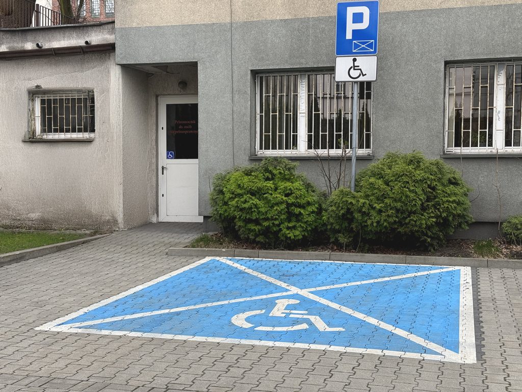Wejście (F) znajdujące się na dziedzińcu wewnętrznym. Wejście od ul. Strażackiej 1